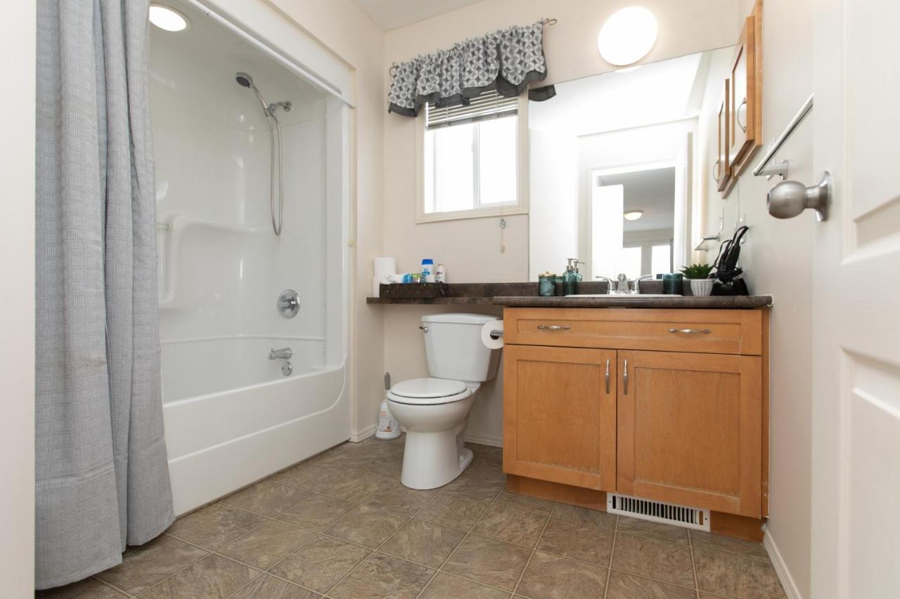 Elegant 6 Bedroom House Near U Of Manitoba Виннипег Экстерьер фото
